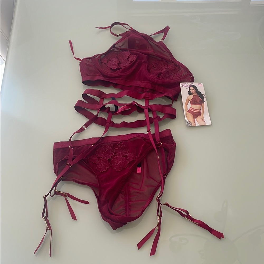 🎈3/$30 Elegant Lace Burgundy 3 piece Lingerie Set